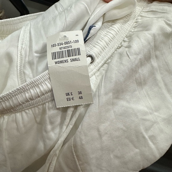 NWT ABERCROMBIE Embroidered Highwaisted White Shorts size S - Picture 4 of 4